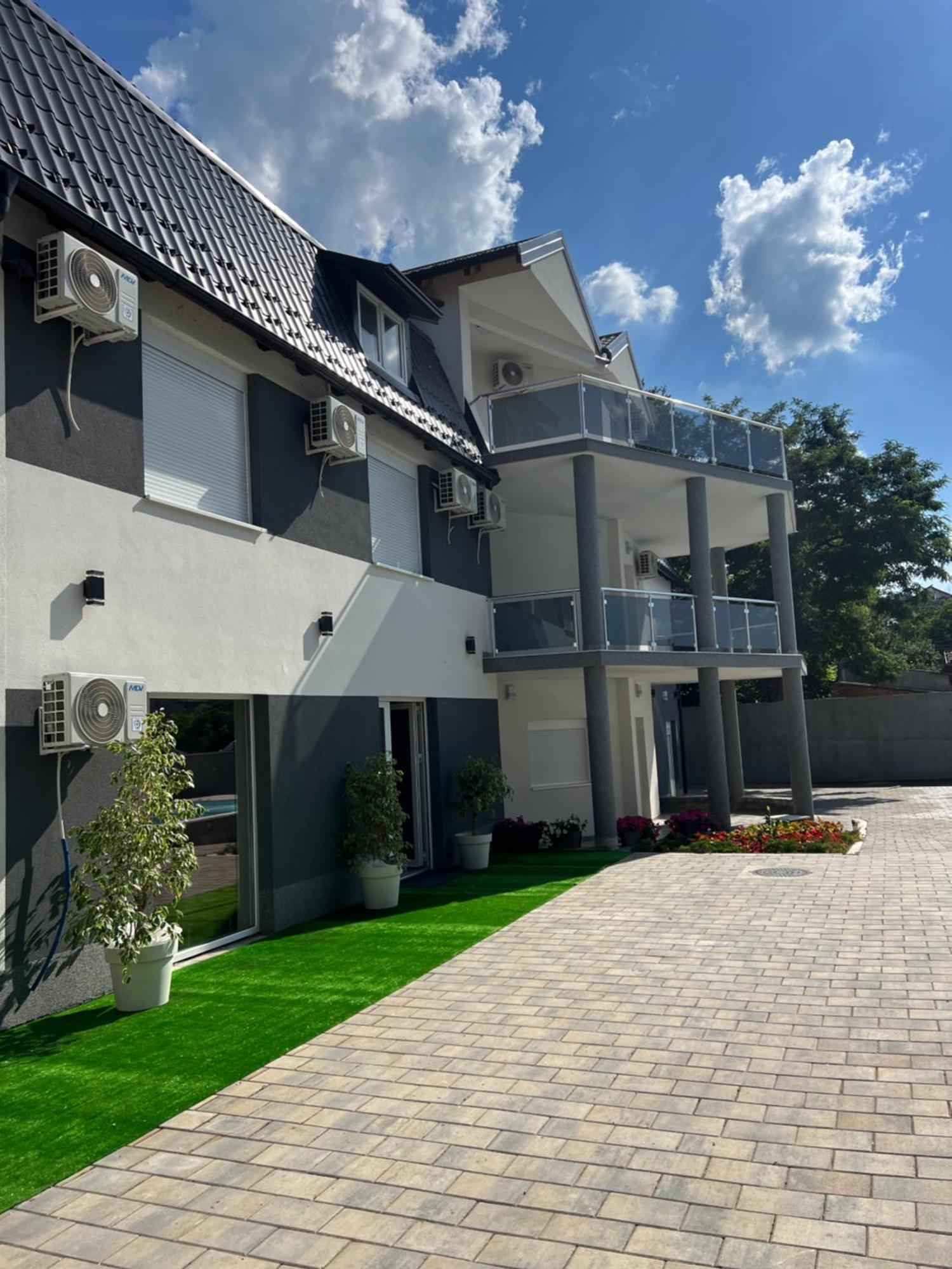Big House Hotel Petrovaradin Luaran gambar